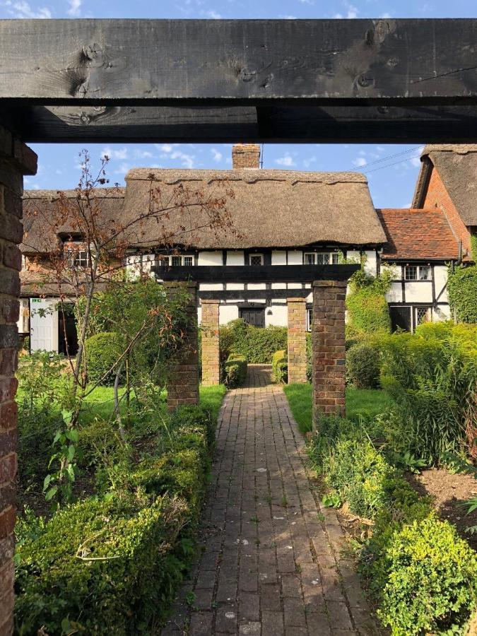 Old Hunters Lodge Whipsnade Limited Екстер'єр фото