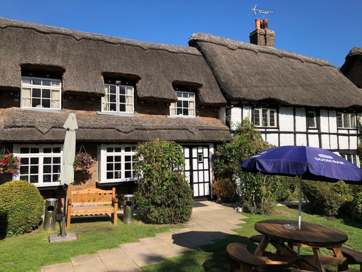 Old Hunters Lodge Whipsnade Limited Екстер'єр фото