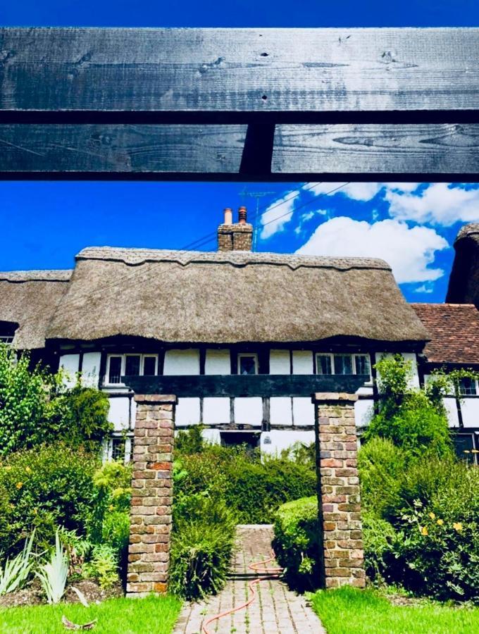 Old Hunters Lodge Whipsnade Limited Екстер'єр фото