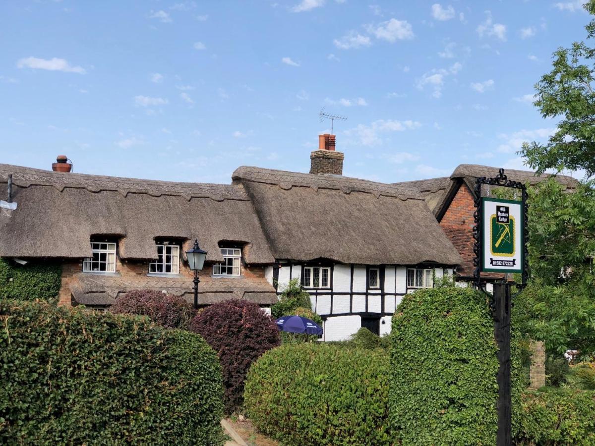 Old Hunters Lodge Whipsnade Limited Екстер'єр фото