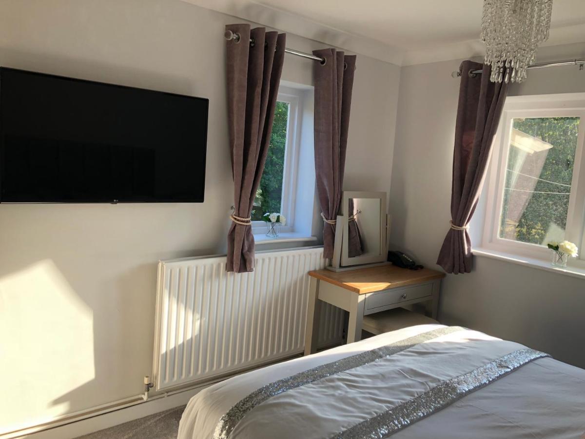 Old Hunters Lodge Whipsnade Limited Екстер'єр фото