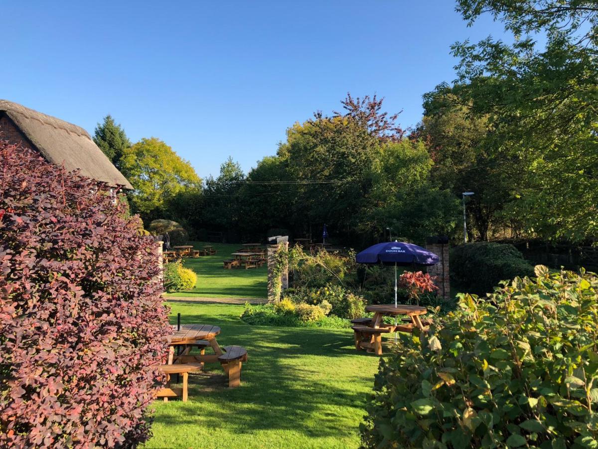 Old Hunters Lodge Whipsnade Limited Екстер'єр фото