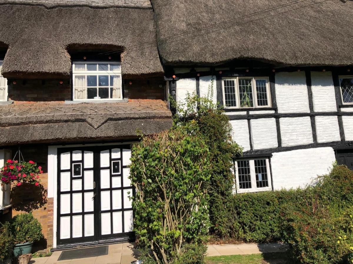 Old Hunters Lodge Whipsnade Limited Екстер'єр фото