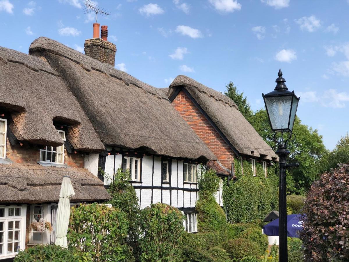 Old Hunters Lodge Whipsnade Limited Екстер'єр фото