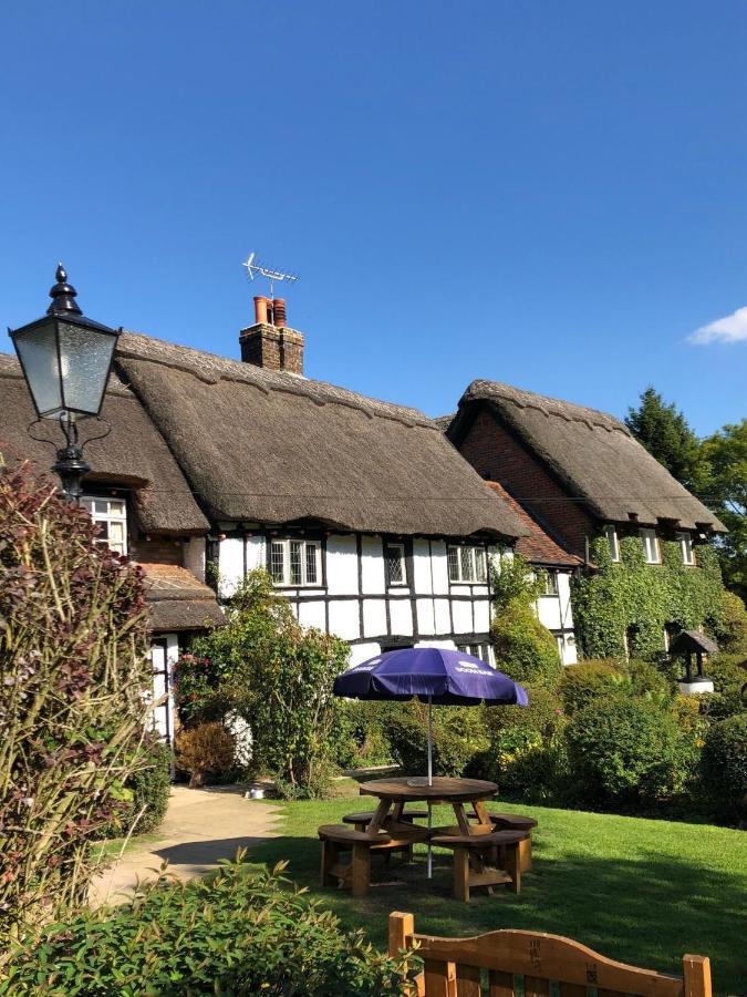 Old Hunters Lodge Whipsnade Limited Екстер'єр фото
